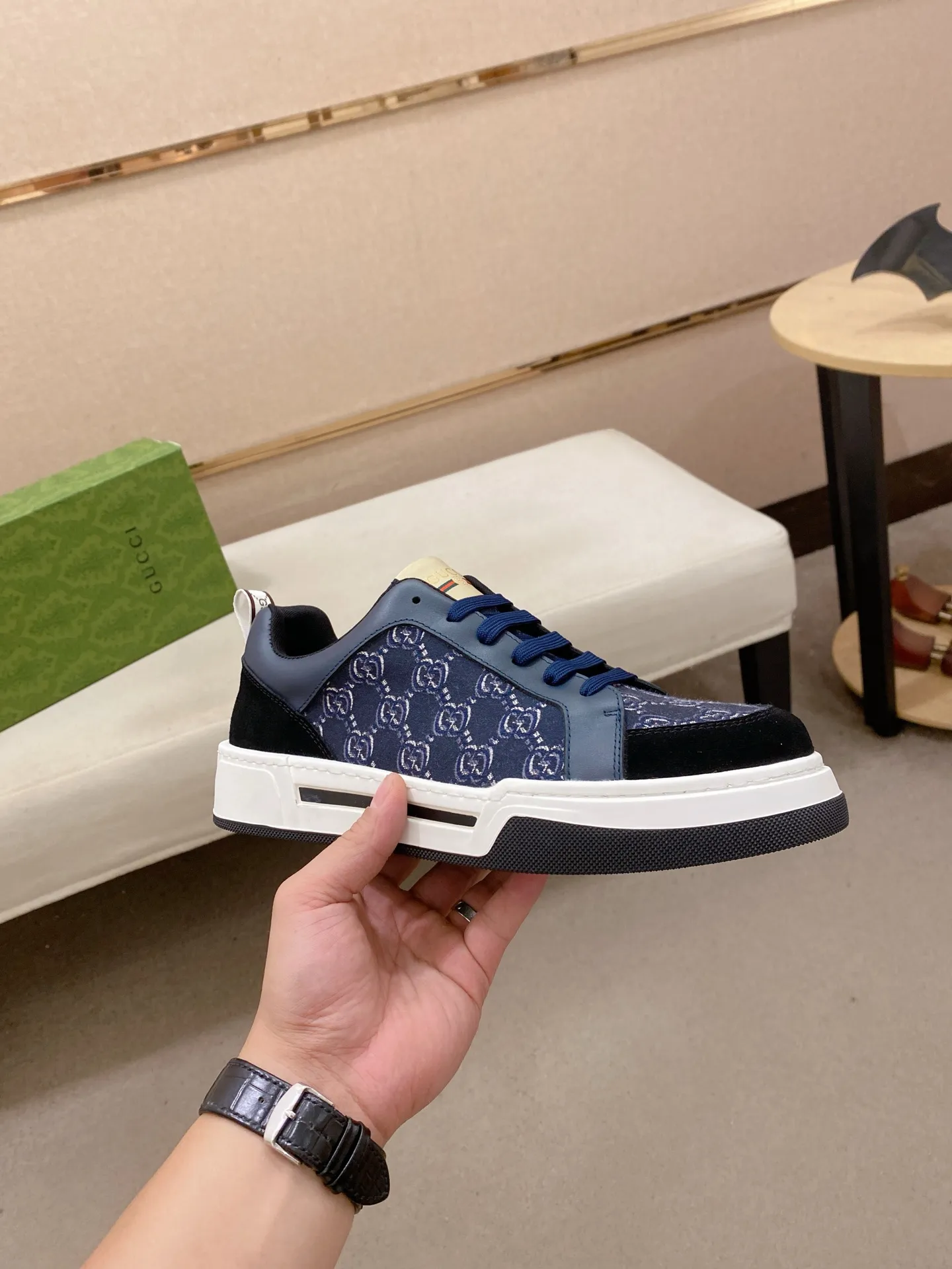 Men's shoes 💰 420 💰 High-quality new GUCCI counters are launched simultaneously. The new men's shoes, 😘fabrics are selected from imported cowhide, and the lining is sheepskin lining. 👍🏿 High-end ☄️ air-cushion molded anti-slip rubber outsole, exquisite lines, simple and elegant, comfortable and high-end for leisure travel. Code number: 38 to 44 (45 can be customized and cannot be returned or exchanged)